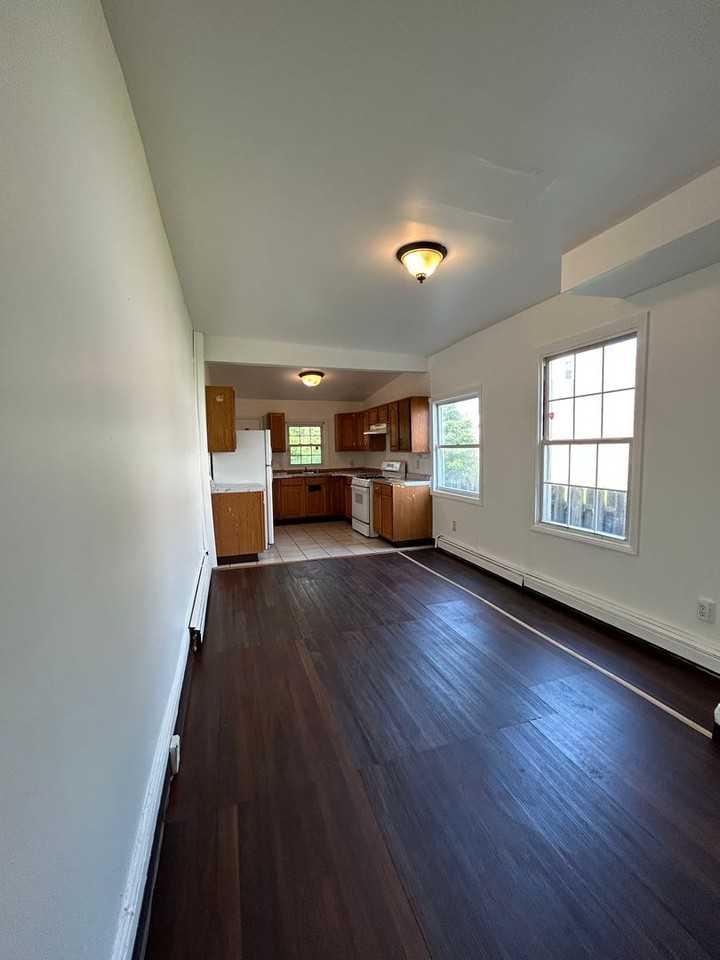 413 Monmouth St - Photo 2 of 12