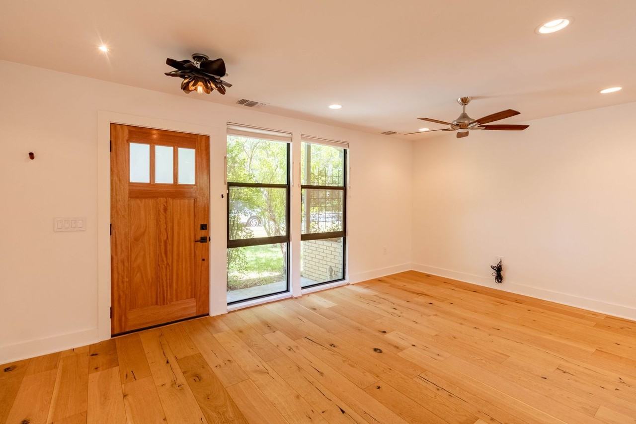 1423 Broadmoor Dr - Photo 3 of 25