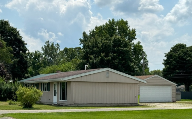 1608 Salamonie Ave - Photo 2 of 8