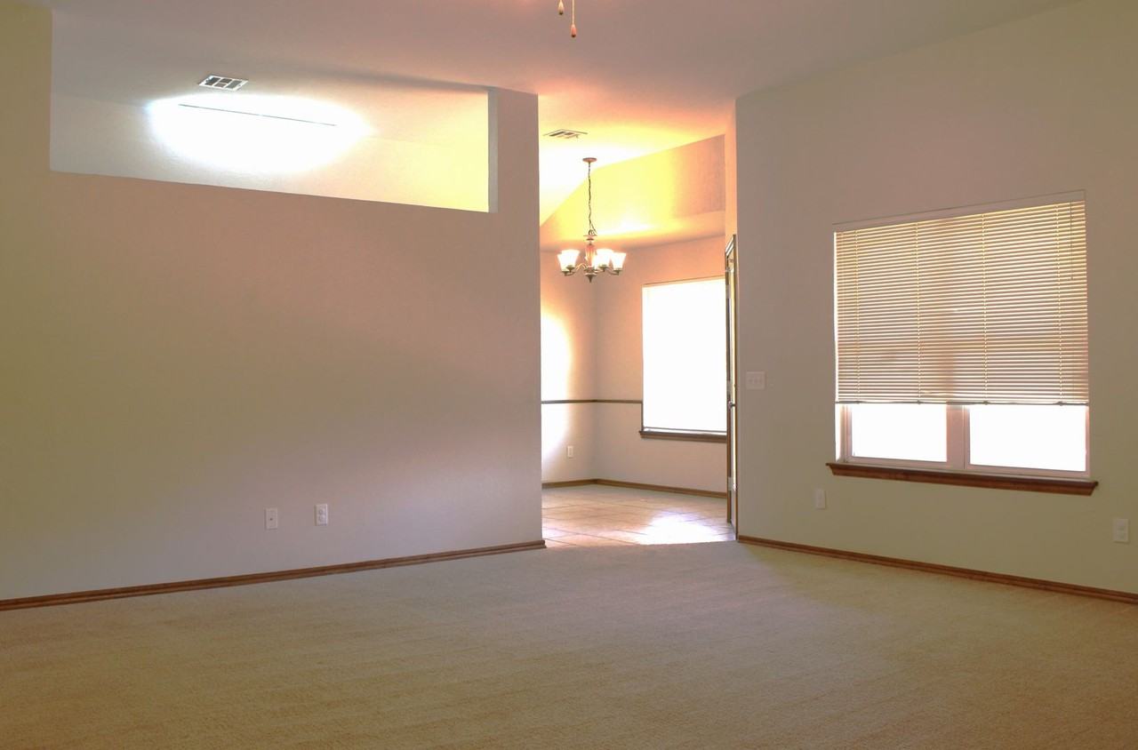 2720 Southeast 95th Street - Photo 2 of 11