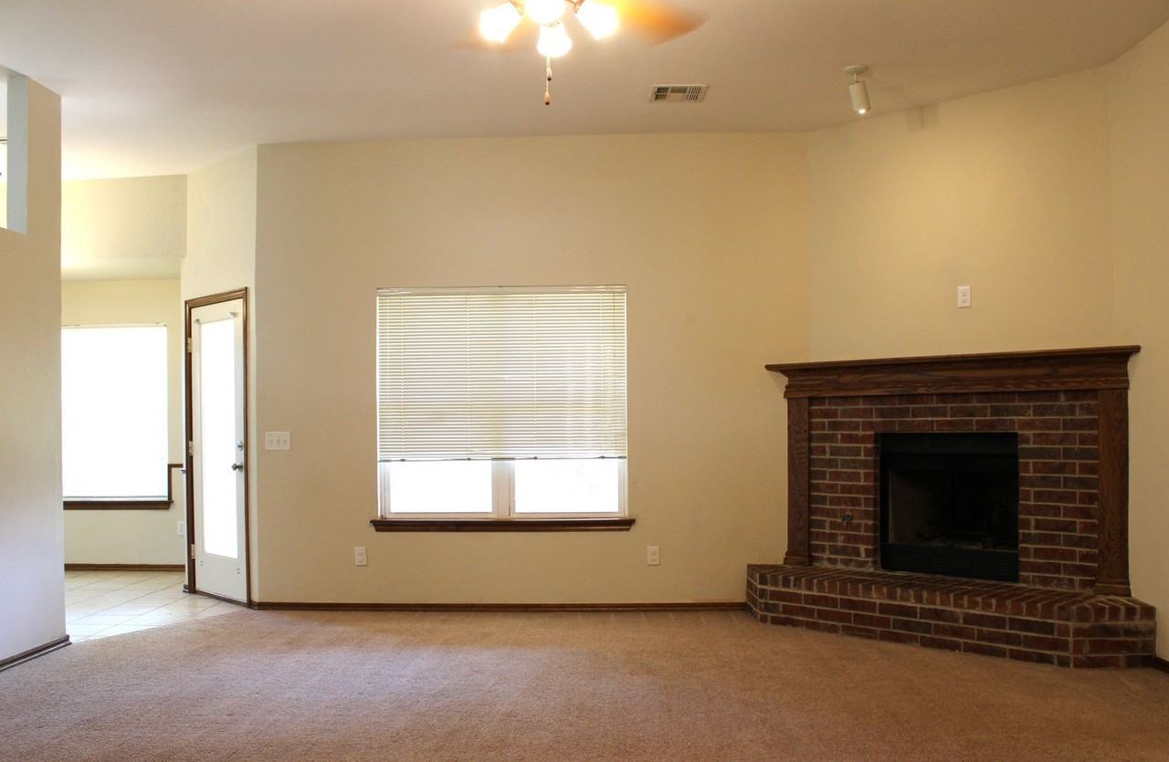 2720 Southeast 95th Street - Photo 3 of 11