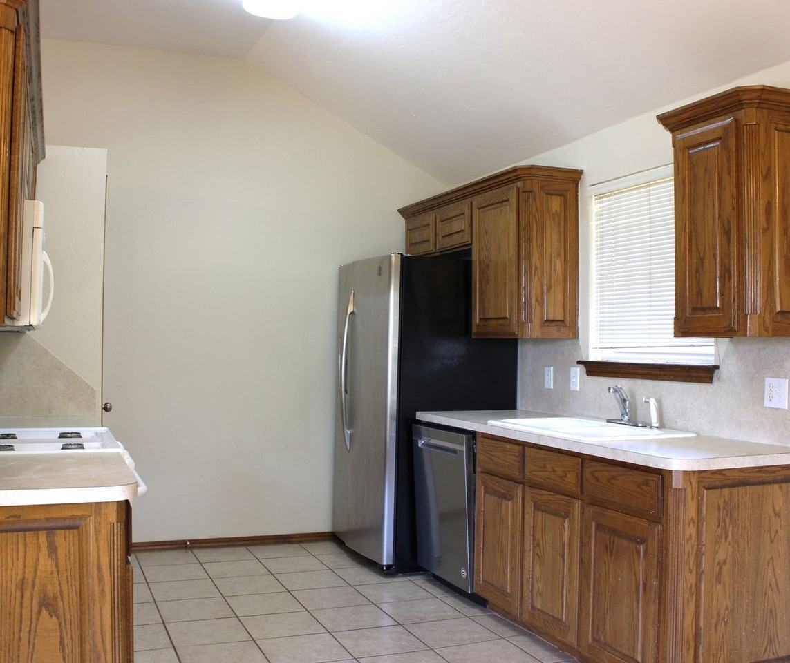 2720 Southeast 95th Street - Photo 4 of 11