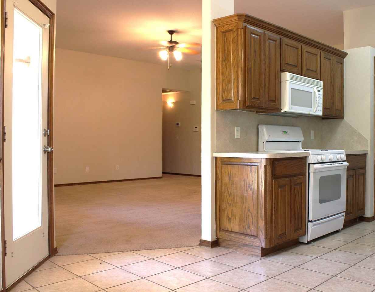 2720 Southeast 95th Street - Photo 5 of 11