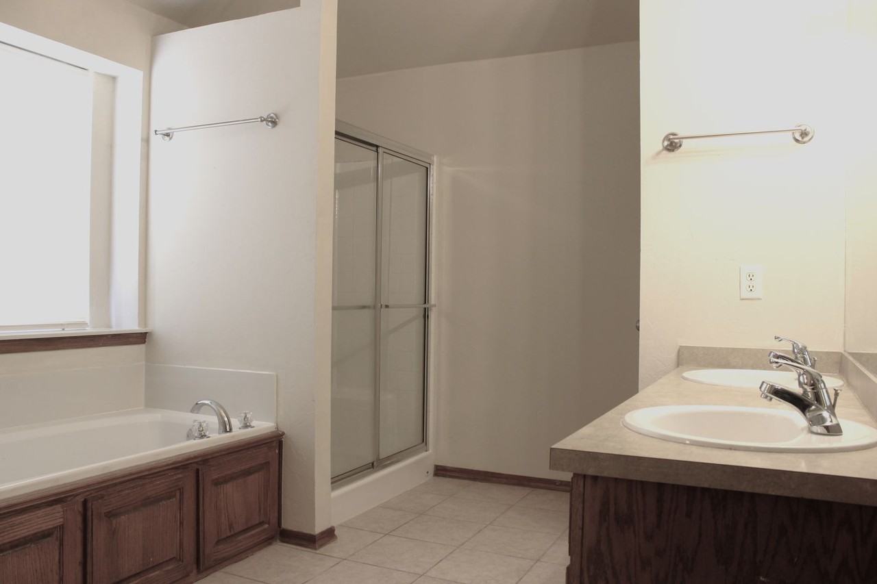 2720 Southeast 95th Street - Photo 7 of 11