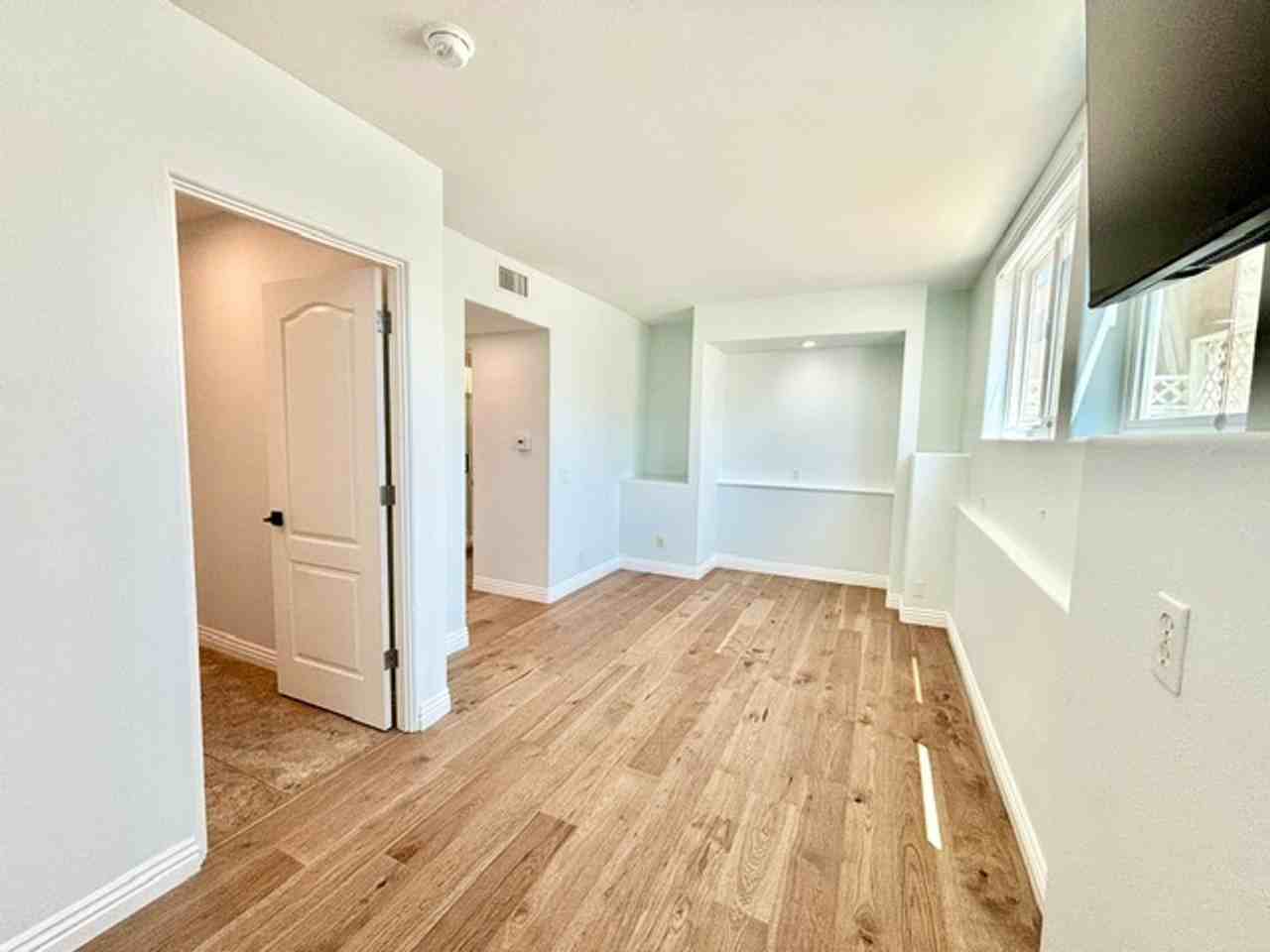 108 Los Feliz St - Photo 4 of 35