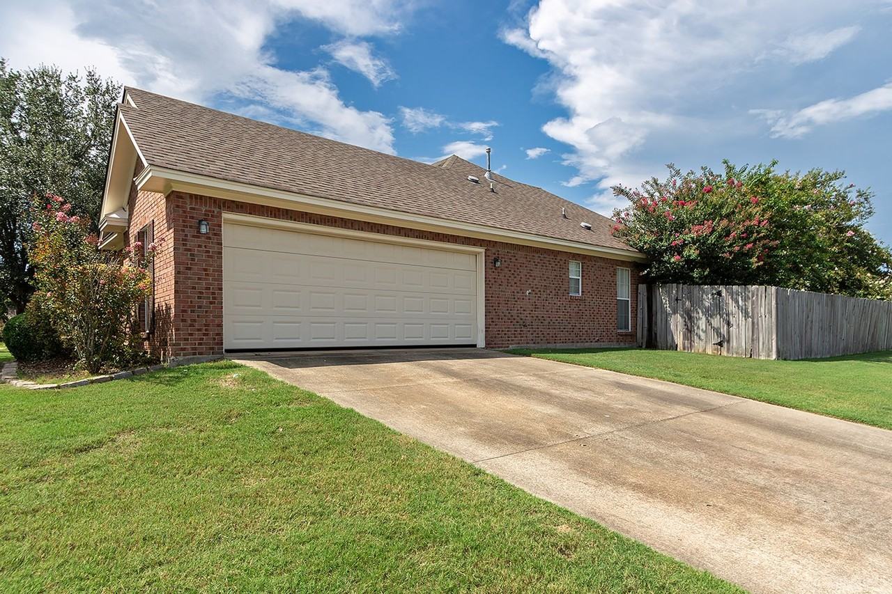 1149 Hallwood Ln - Photo 2 of 26