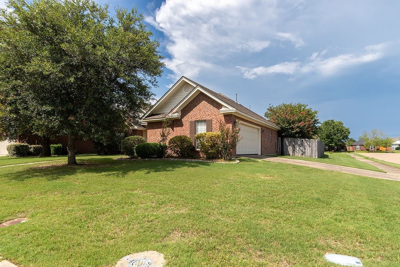 1149 Hallwood Ln - Photo 4 of 26