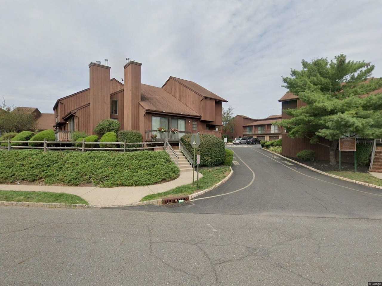 24 Bloomingdale Dr - Photo 3 of 10