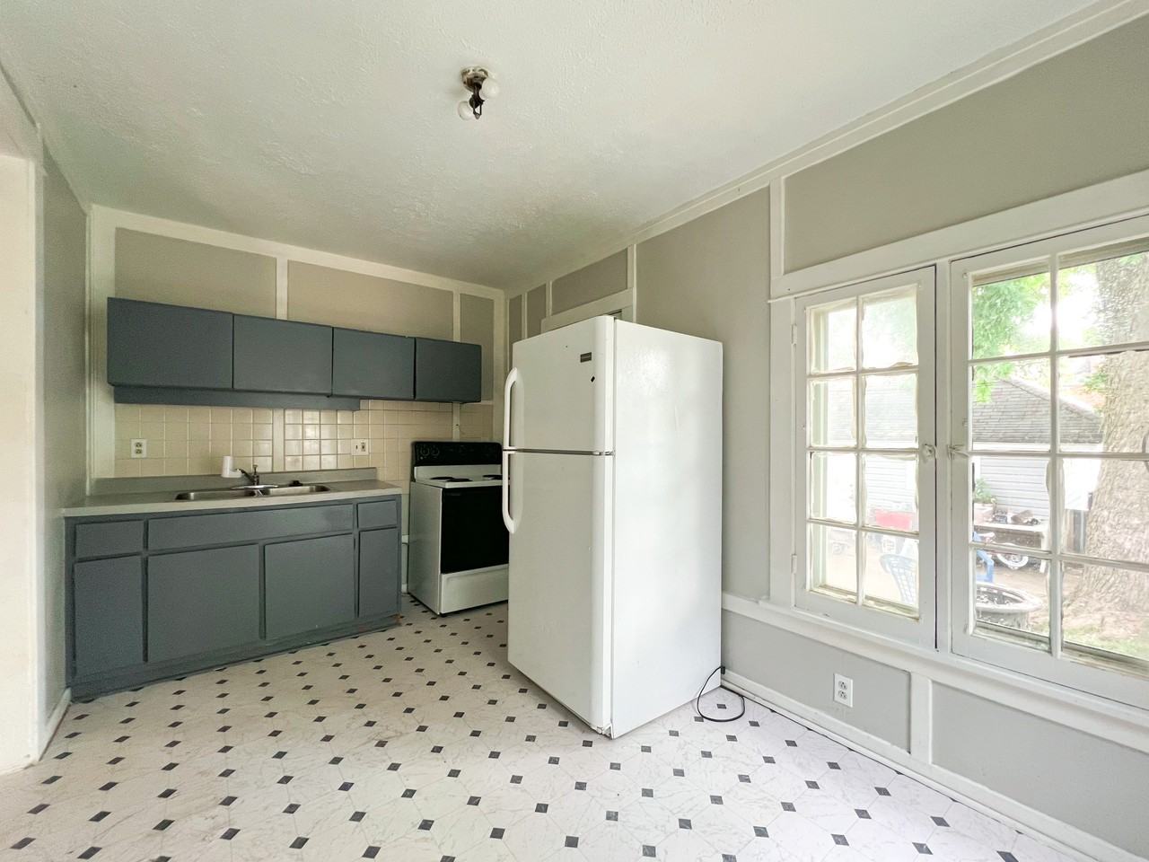 528 Troy St #B - Photo 4 of 8