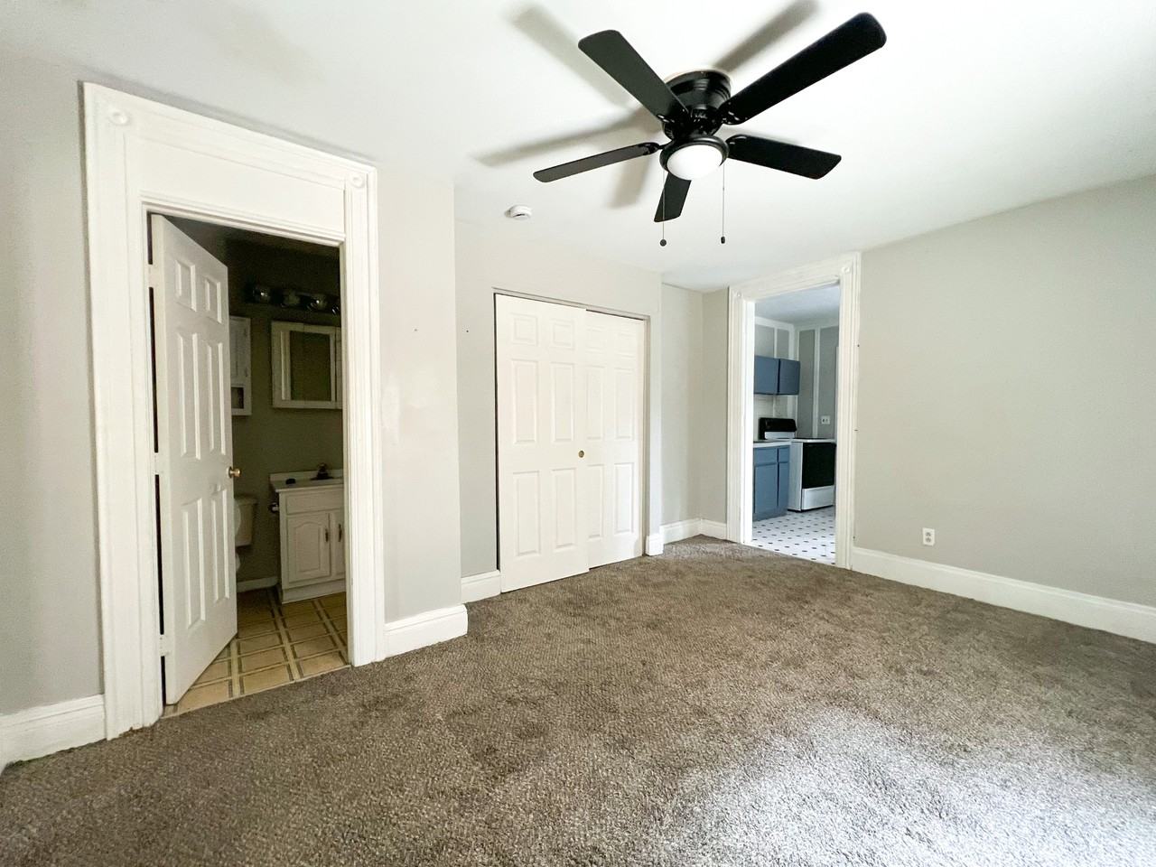 528 Troy St #B - Photo 5 of 8