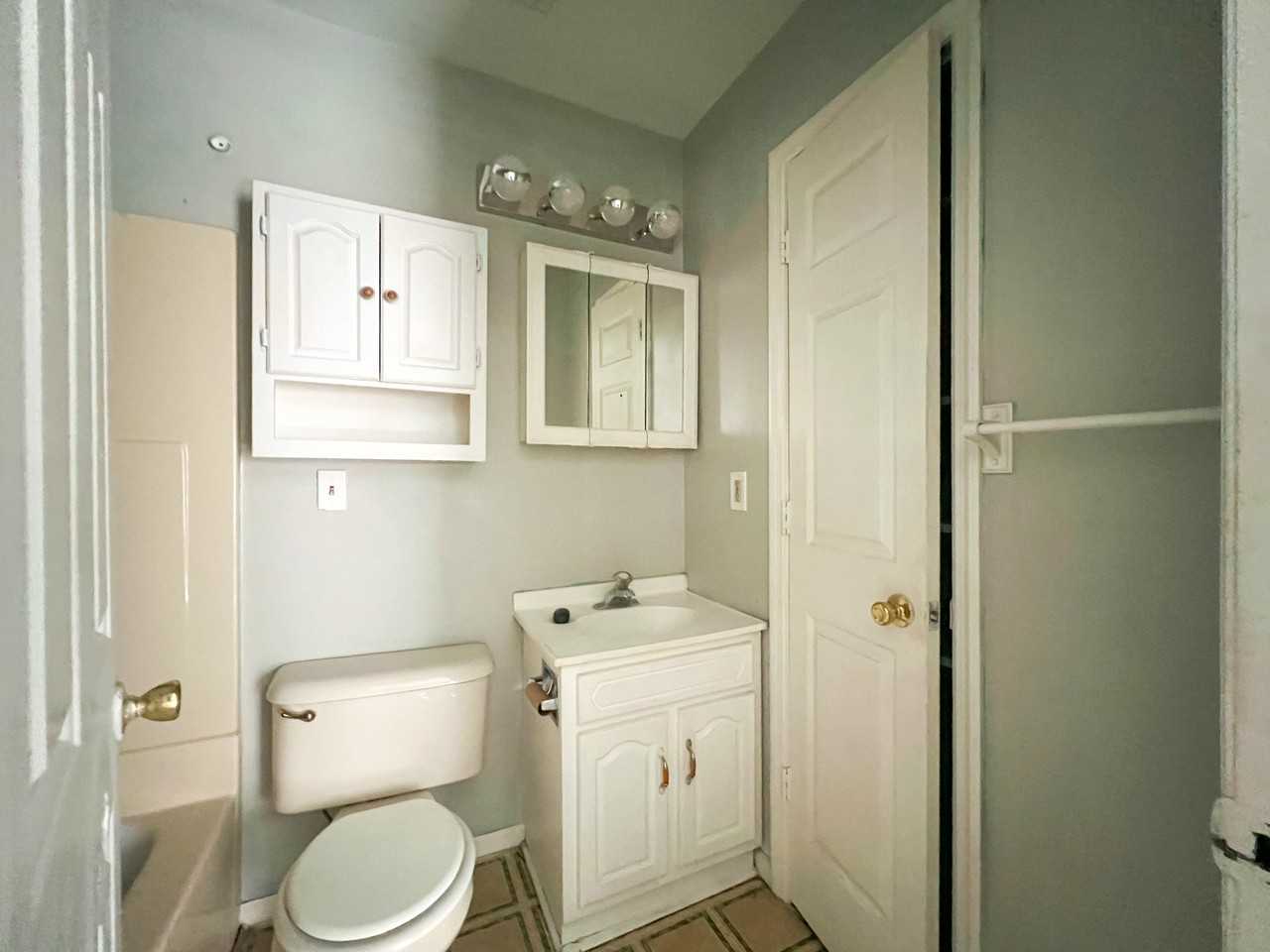 528 Troy St #B - Photo 7 of 8