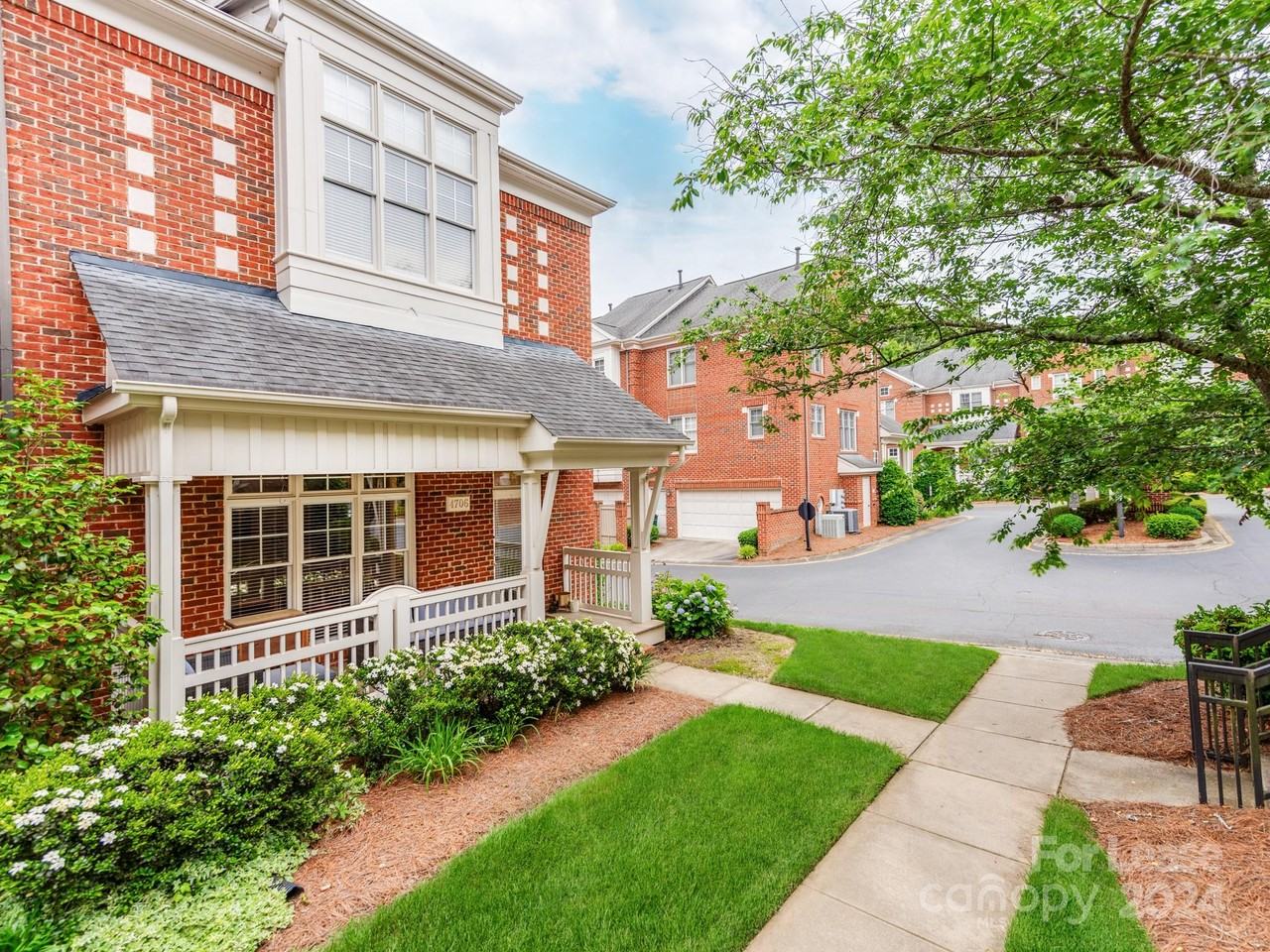 4706 S Hill View Dr - Photo 3 of 43