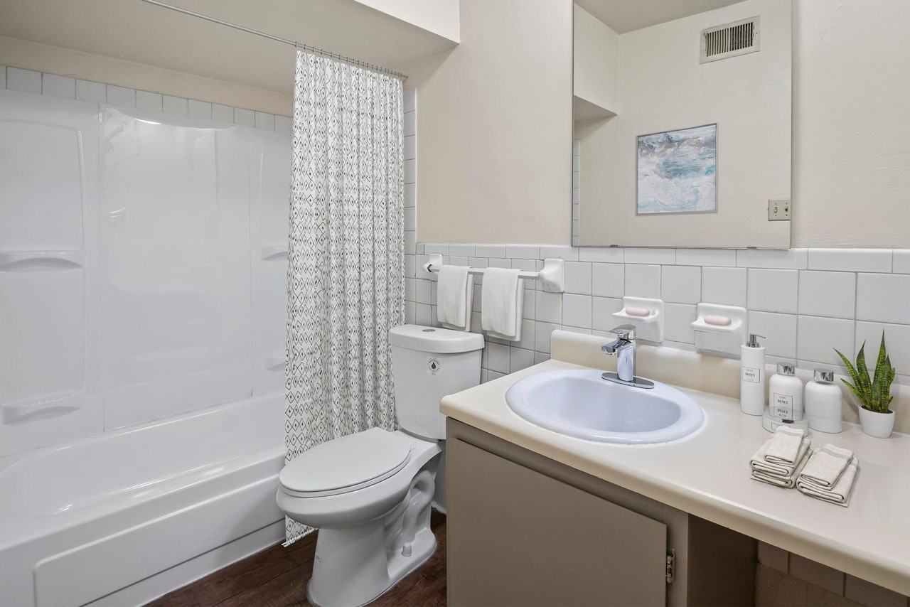 Westport Edge Apartments - Photo 7 of 50
