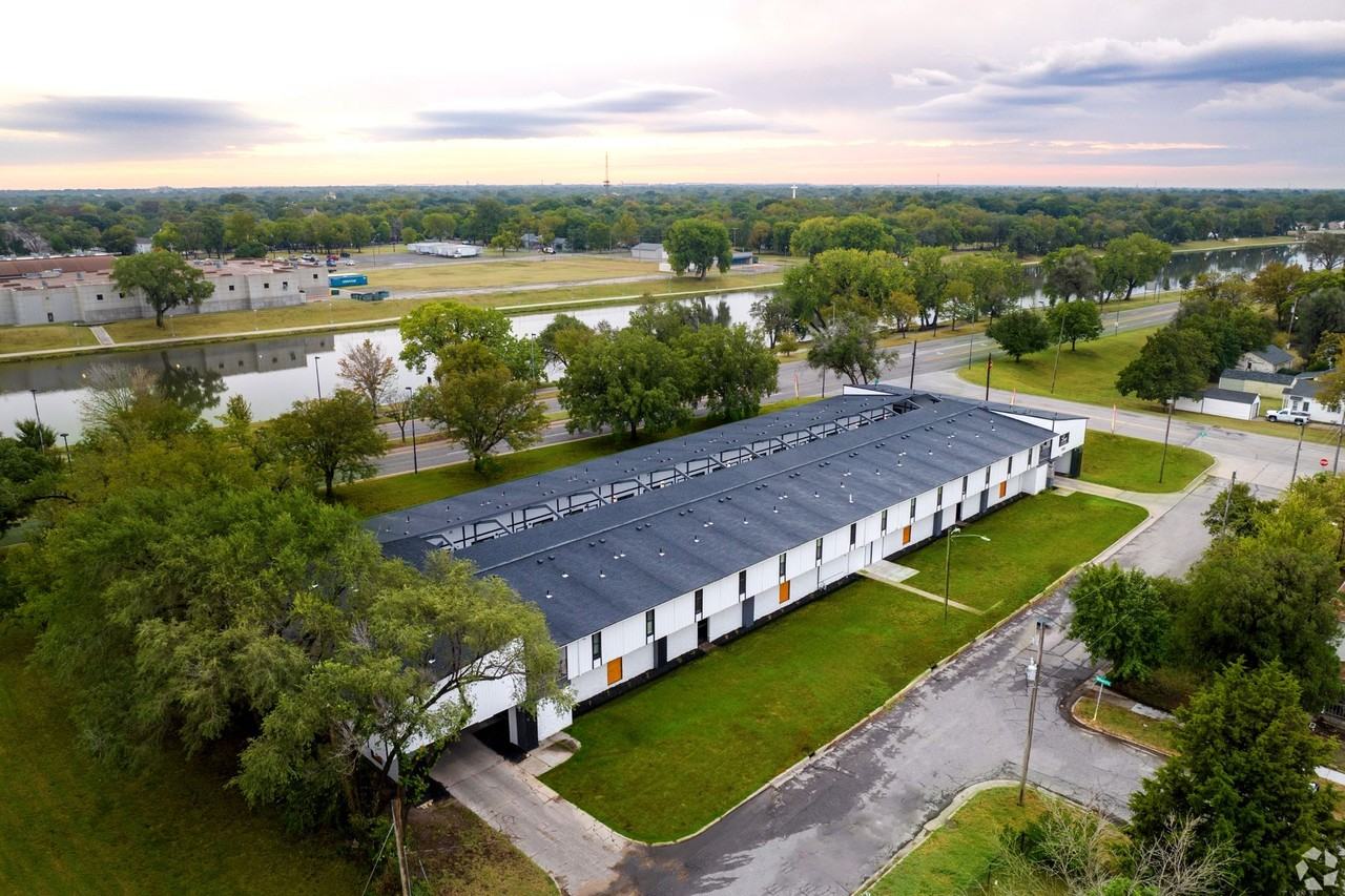 Lux Off Riverwalk - Photo 5 of 35