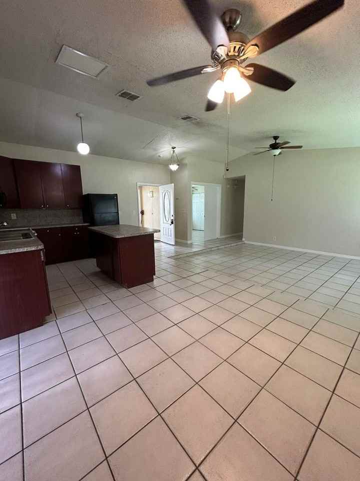 844 Flag Lane - Photo 4 of 16