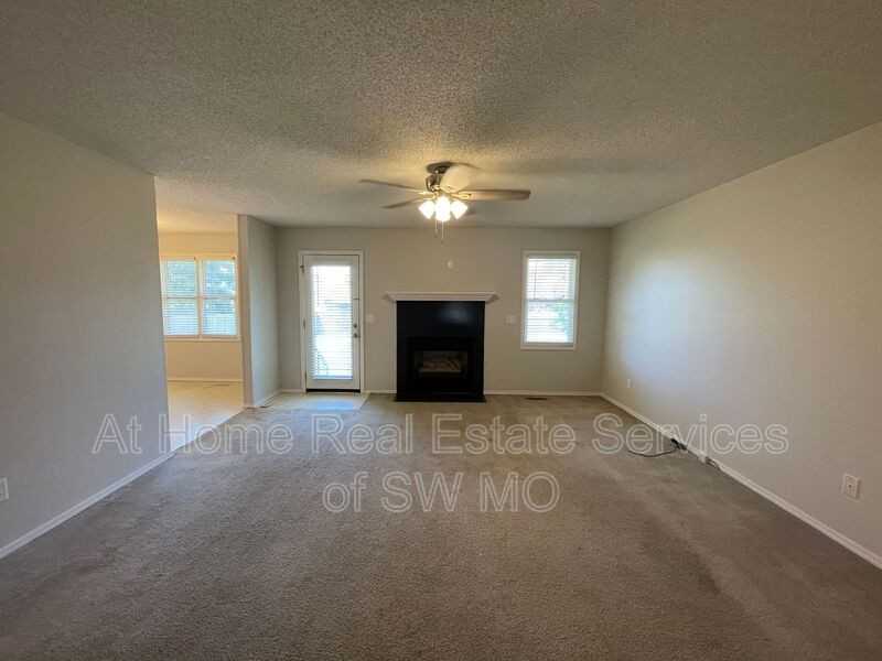 4137 S Parkcrest Ave - Photo 2 of 11
