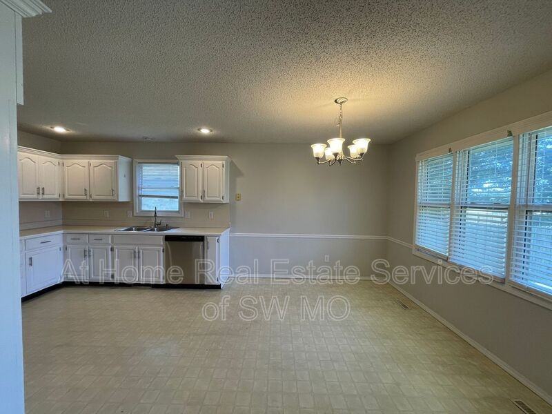 4137 S Parkcrest Ave - Photo 3 of 11