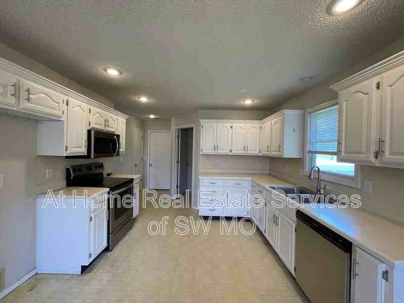 4137 S Parkcrest Ave - Photo 4 of 11