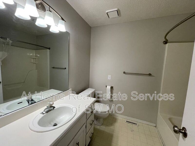 4137 S Parkcrest Ave - Photo 5 of 11