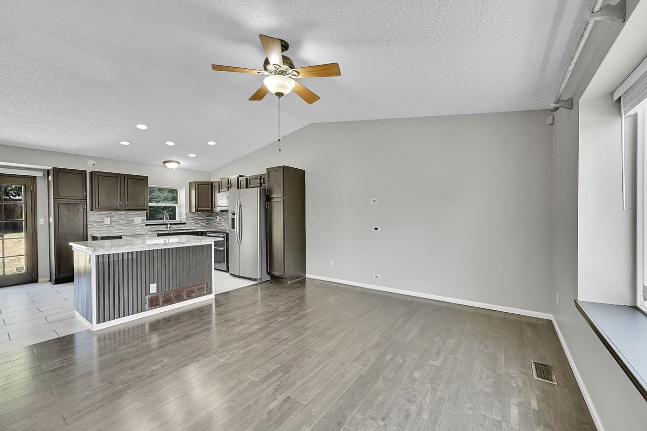 15165 Chelmsford St - Photo 3 of 26