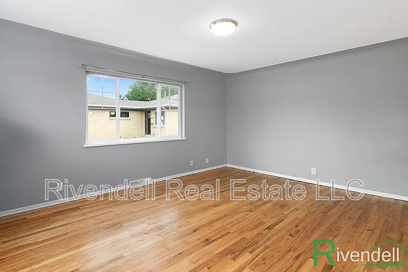 1320 Winona Ct - Photo 5 of 8