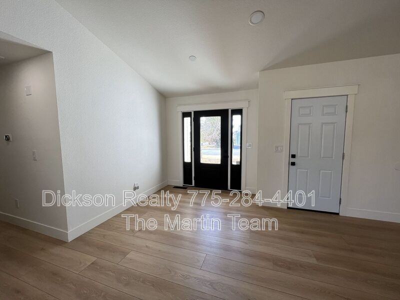 5565 Grasswood Dr - Photo 3 of 24