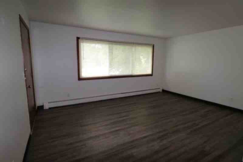 1303 Morris Ave - Photo 4 of 9