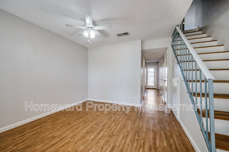 604 Meadow View Ct - Photo 5 of 13