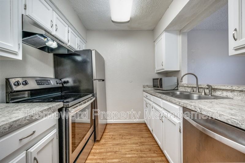604 Meadow View Ct - Photo 3 of 13
