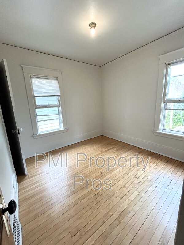 2568 N 41st St - Photo 2 of 7