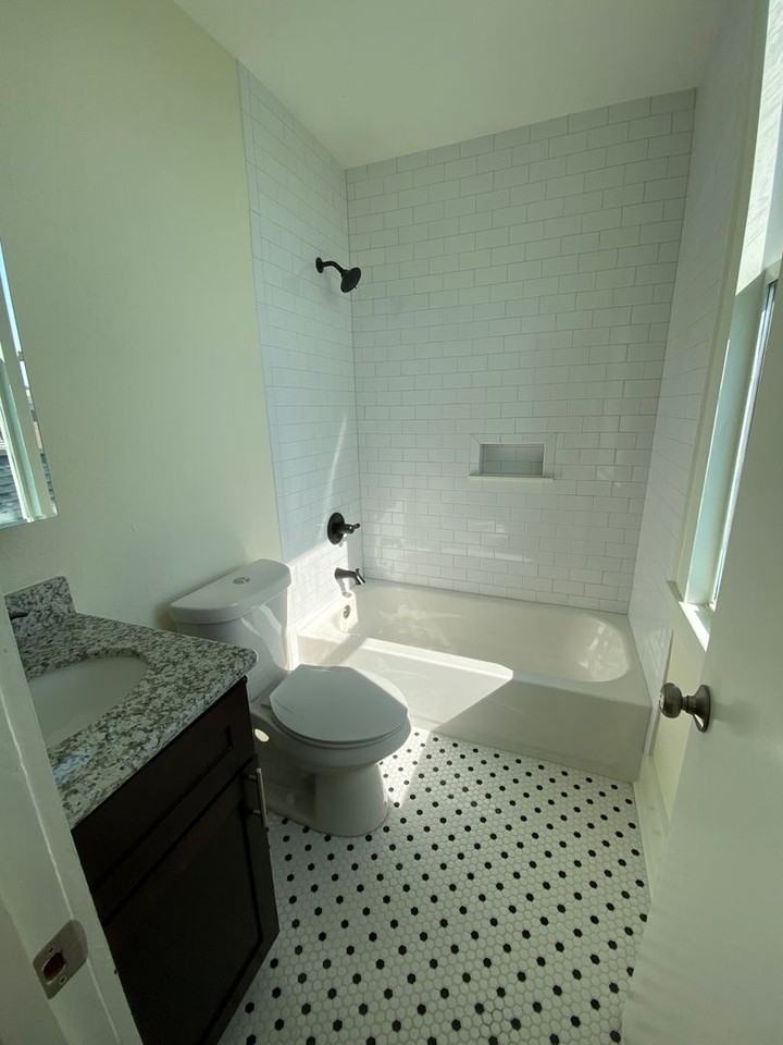 3233 Loyola Ave #02 - Photo 6 of 7