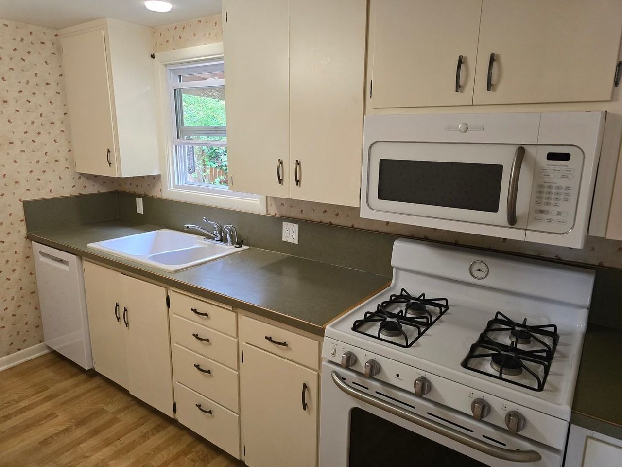 119 Greenleaf Ave - Photo 5 of 25