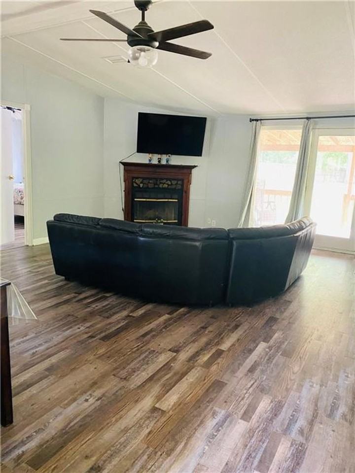 1170 Steele Dr - Photo 3 of 10