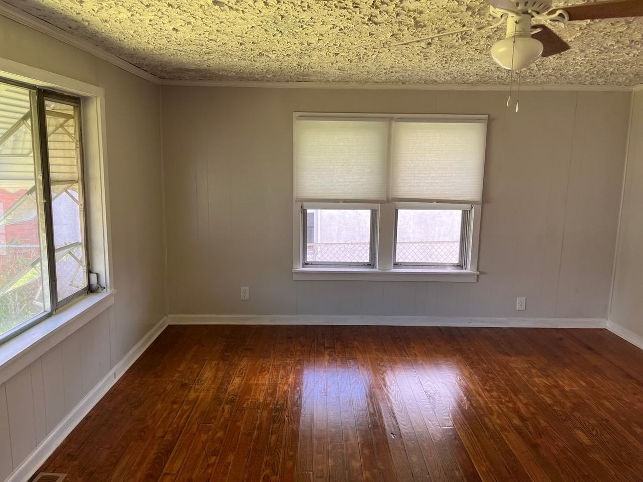 1307 Fisher St - Photo 2 of 10