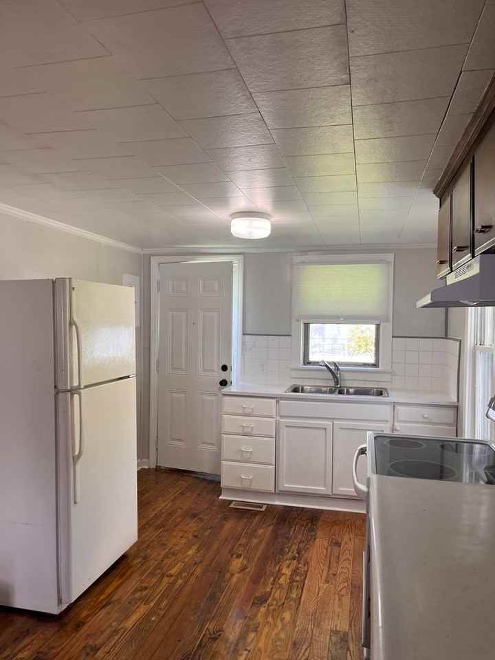 1307 Fisher St - Photo 4 of 10