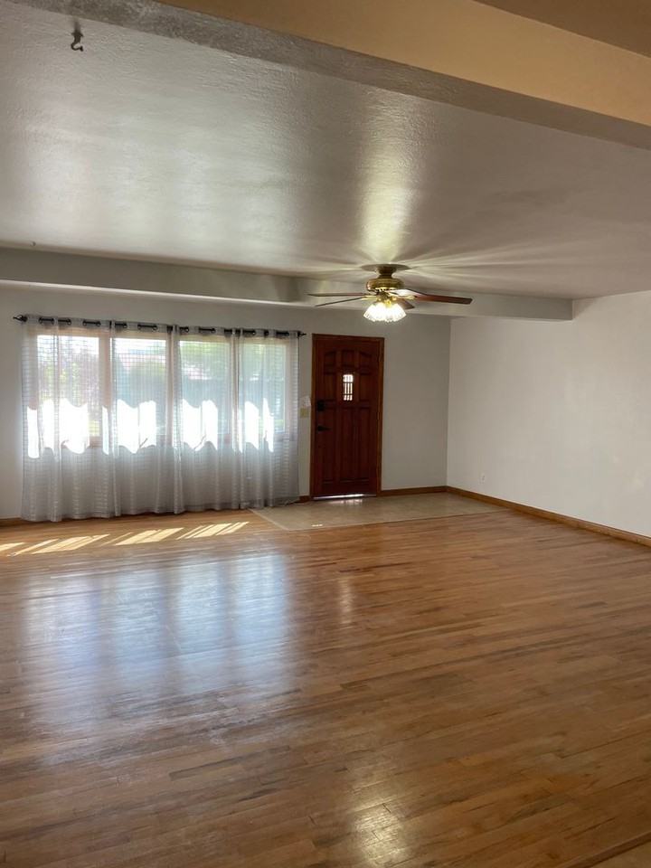 911 S Cedar St - Photo 2 of 15