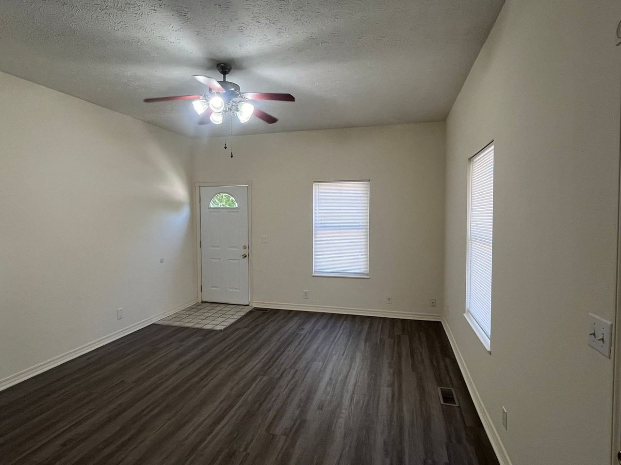 809 W Division St - Photo 3 of 9