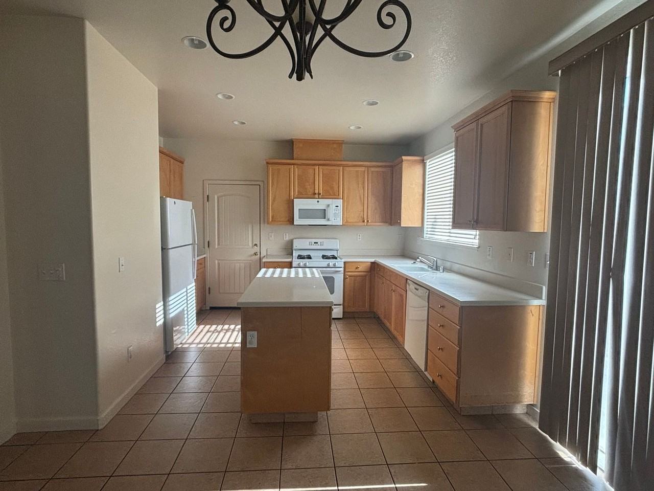 3665 Del Mar Ave - Photo 4 of 17