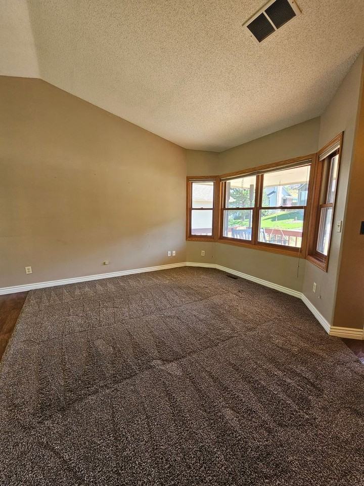 4917 Stoney Creek Dr - Photo 3 of 33