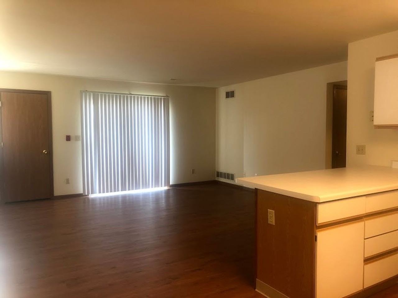 MB1036 - Hillview Apartments - Photo 4 of 12