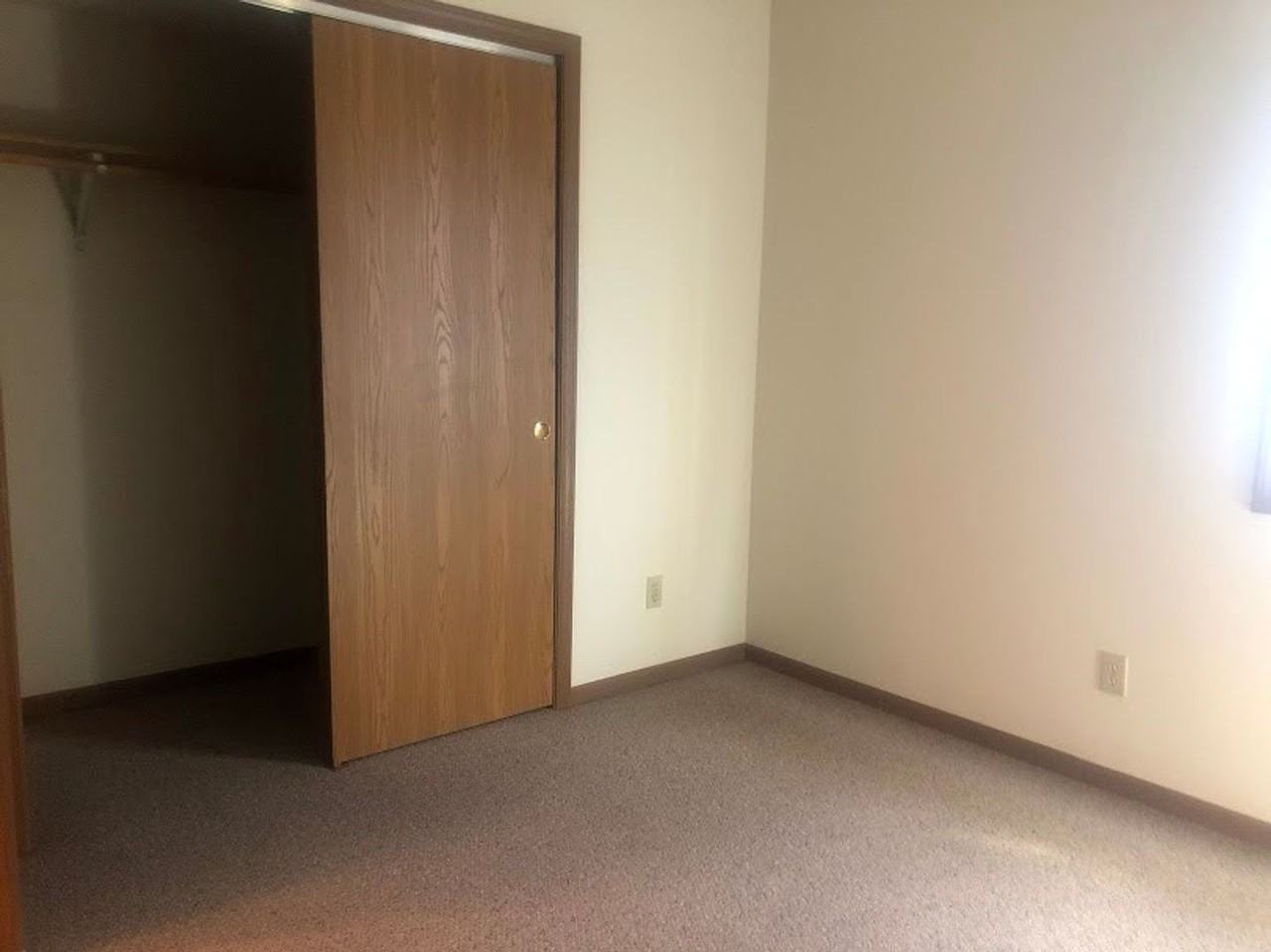 MB1036 - Hillview Apartments - Photo 7 of 12