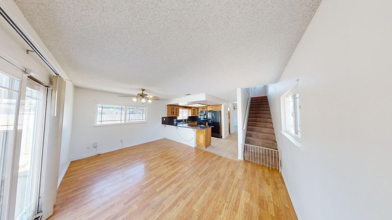 15569 Esther St - Photo 4 of 19