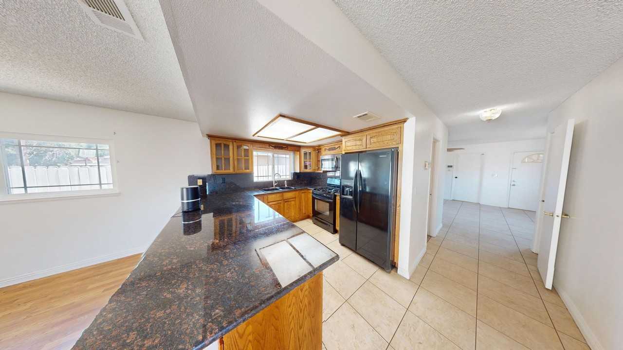 15569 Esther St - Photo 5 of 19