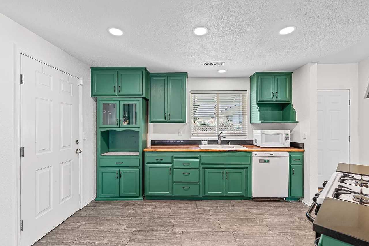 110 Nw Sinclair Dr #NA - Photo 2 of 6