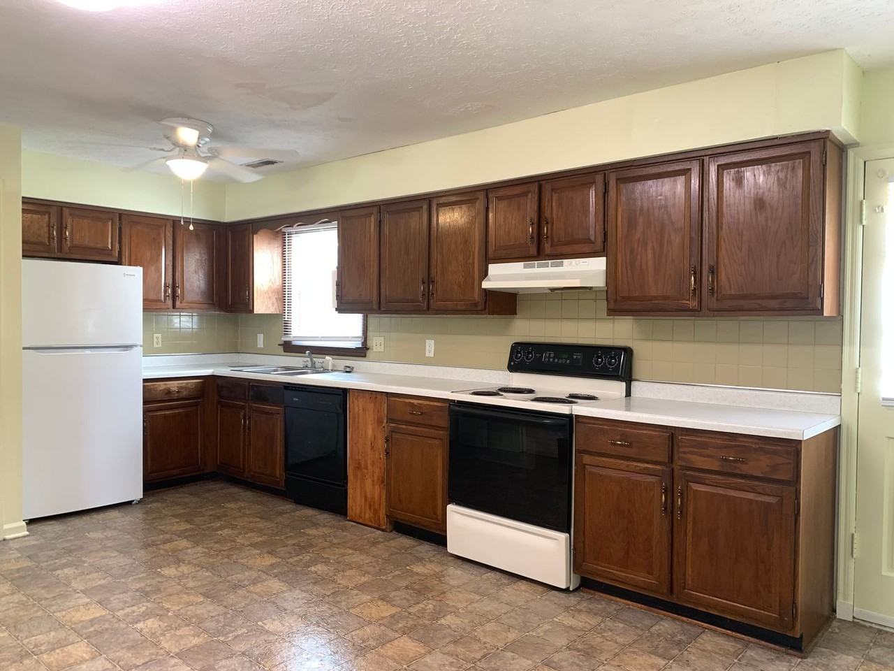 127 Holmes Cir - Photo 3 of 11