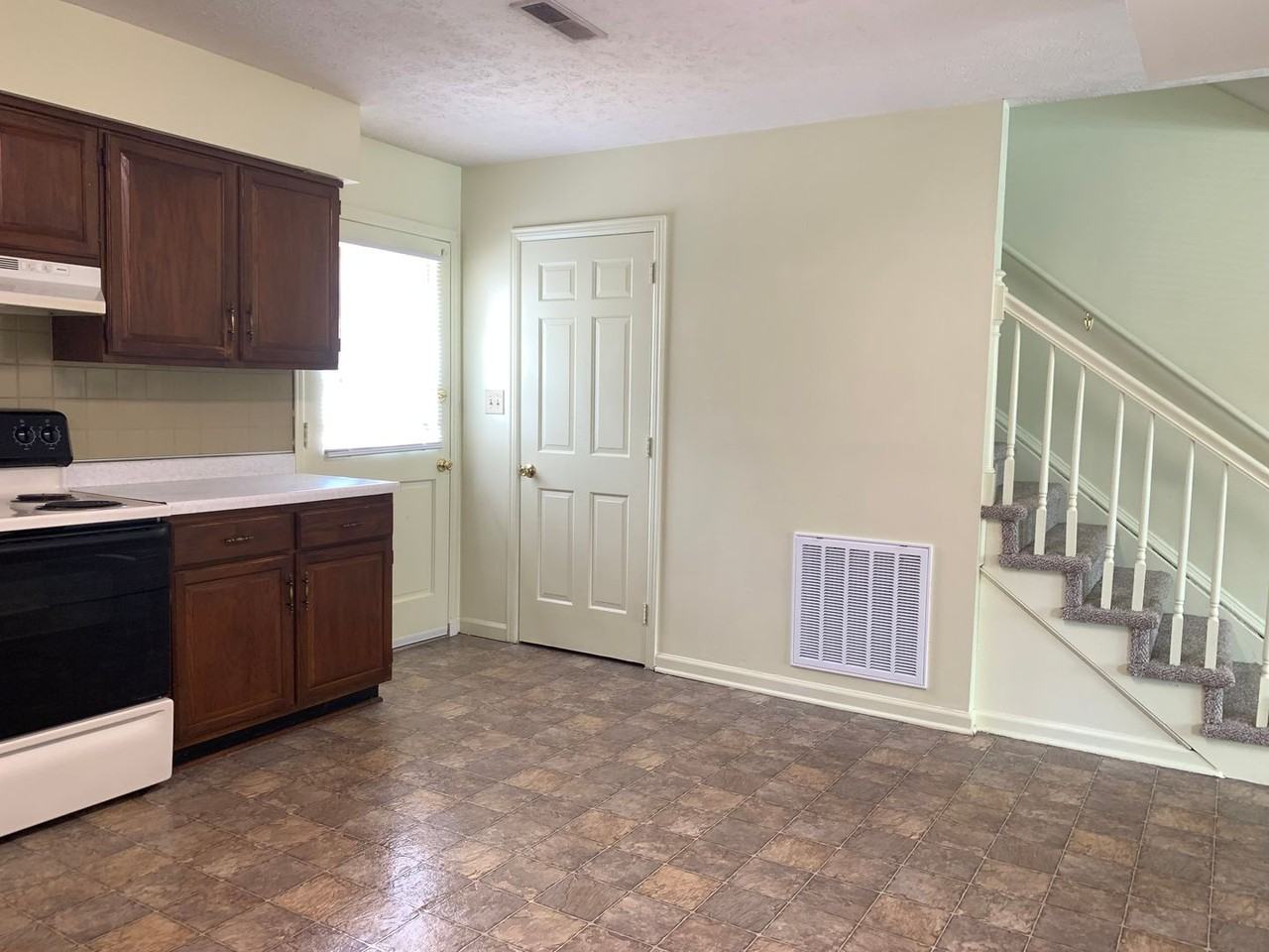 127 Holmes Cir - Photo 5 of 11