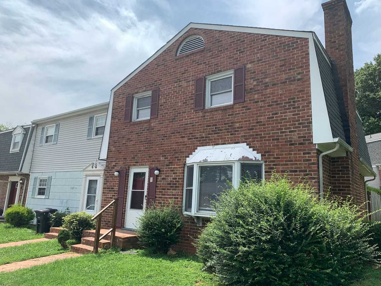 127 Holmes Cir - Photo 2 of 11