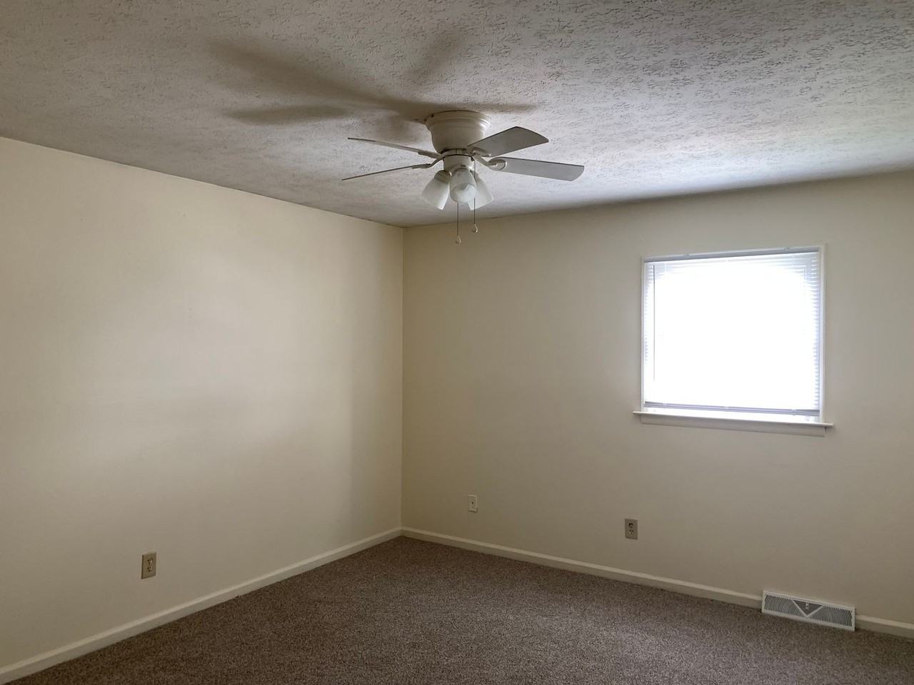 127 Holmes Cir - Photo 7 of 11