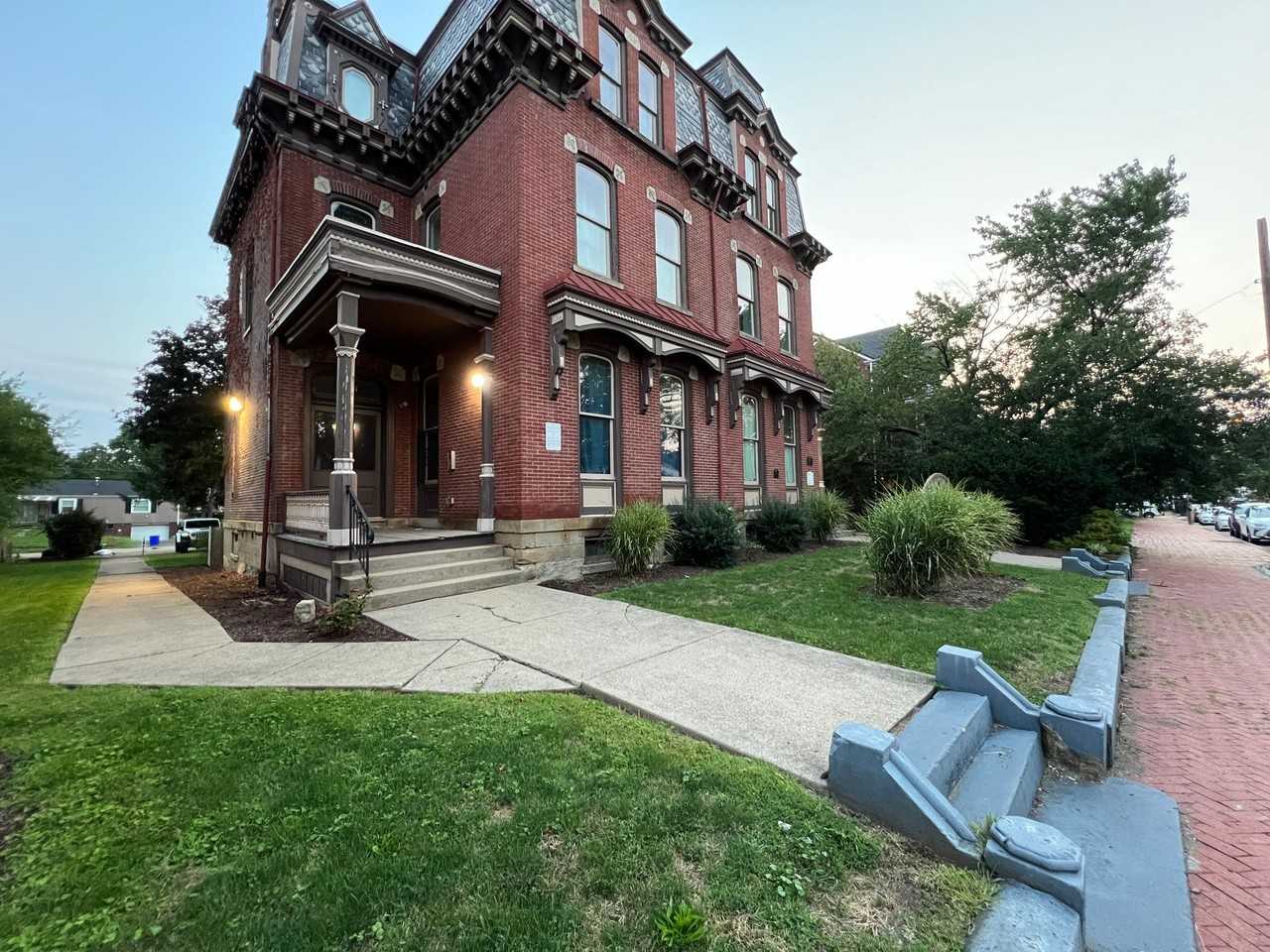 1220 Sheffield Street - Photo 4 of 8