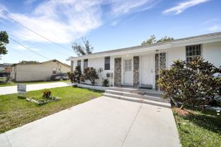 Spacious two bedroom and one bath in a gated duplex! - Photo 1 of 1